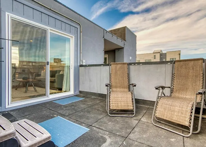 Denver Townhome With Hot Tub, Walk To Empower Field!