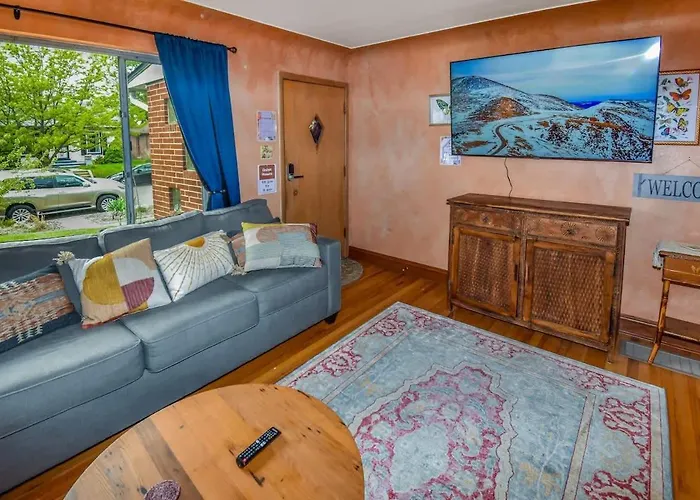 Charming Two Bedroom Family Home In Coveted Neighborhood