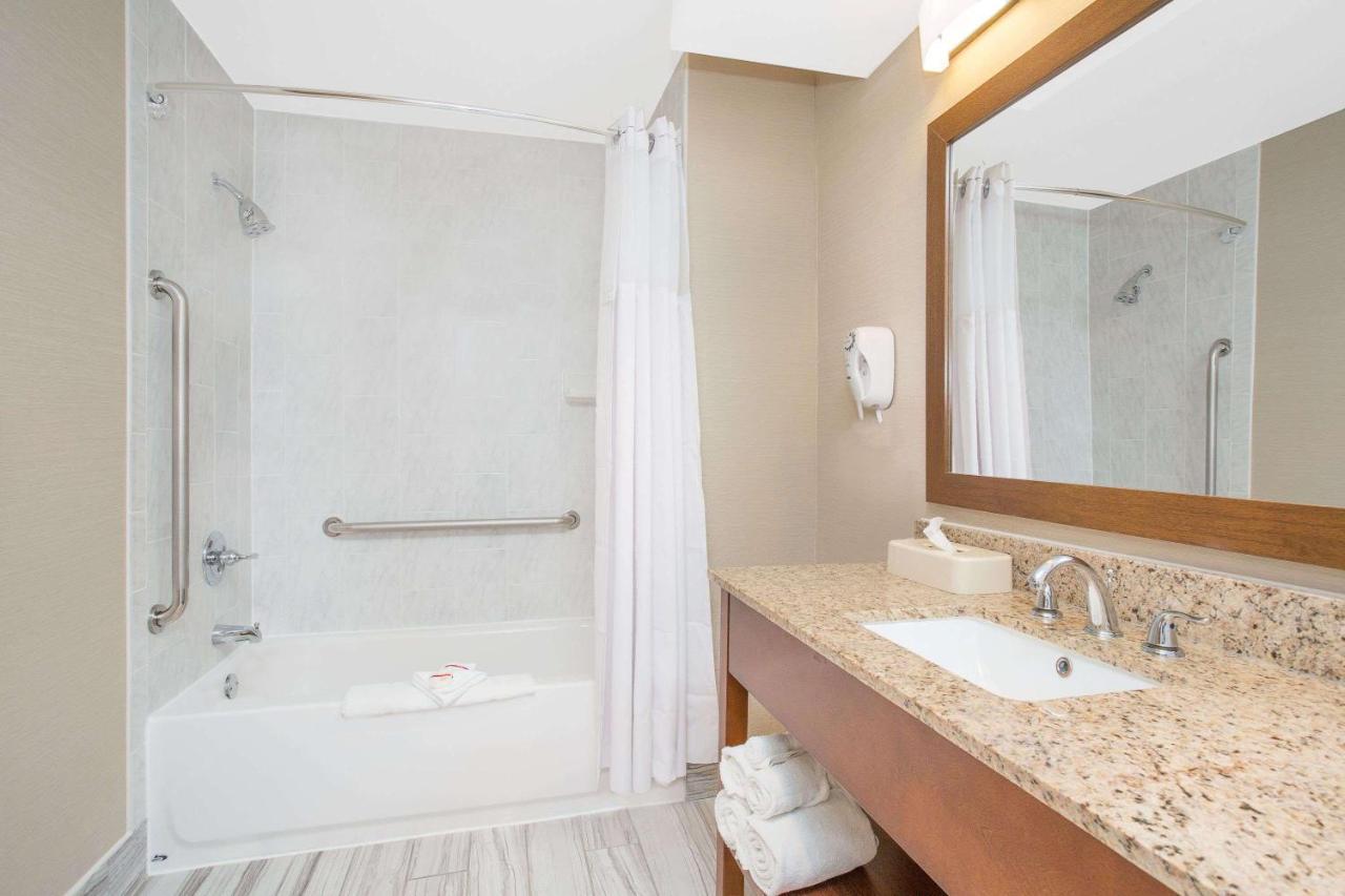 Ramada By Wyndham International Airport 3*