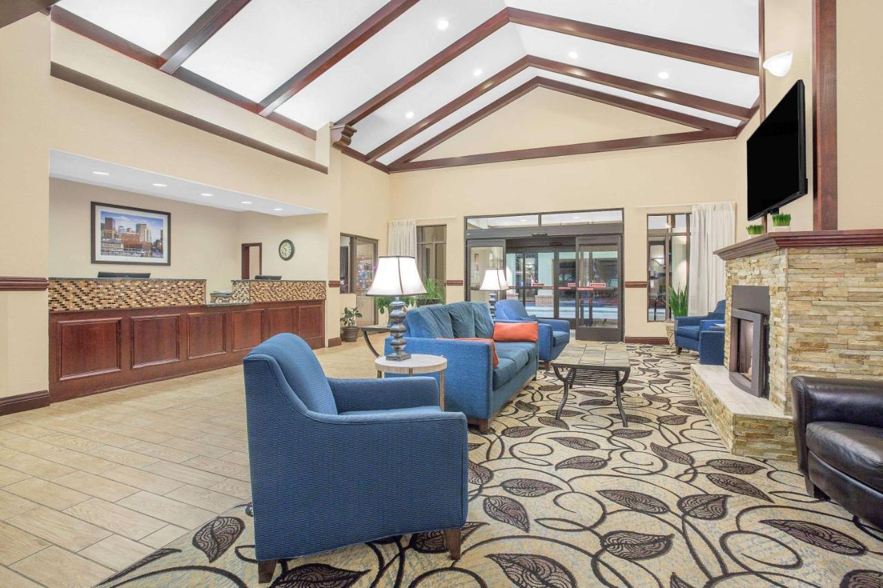 Ramada By Wyndham International Airport Hotel Denver