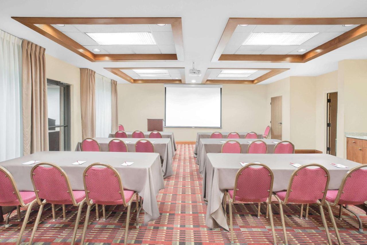 Ramada By Wyndham International Airport Hotel 3*