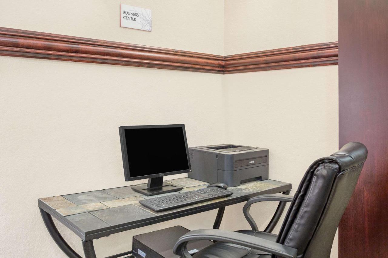 Ramada By Wyndham International Airport 3*