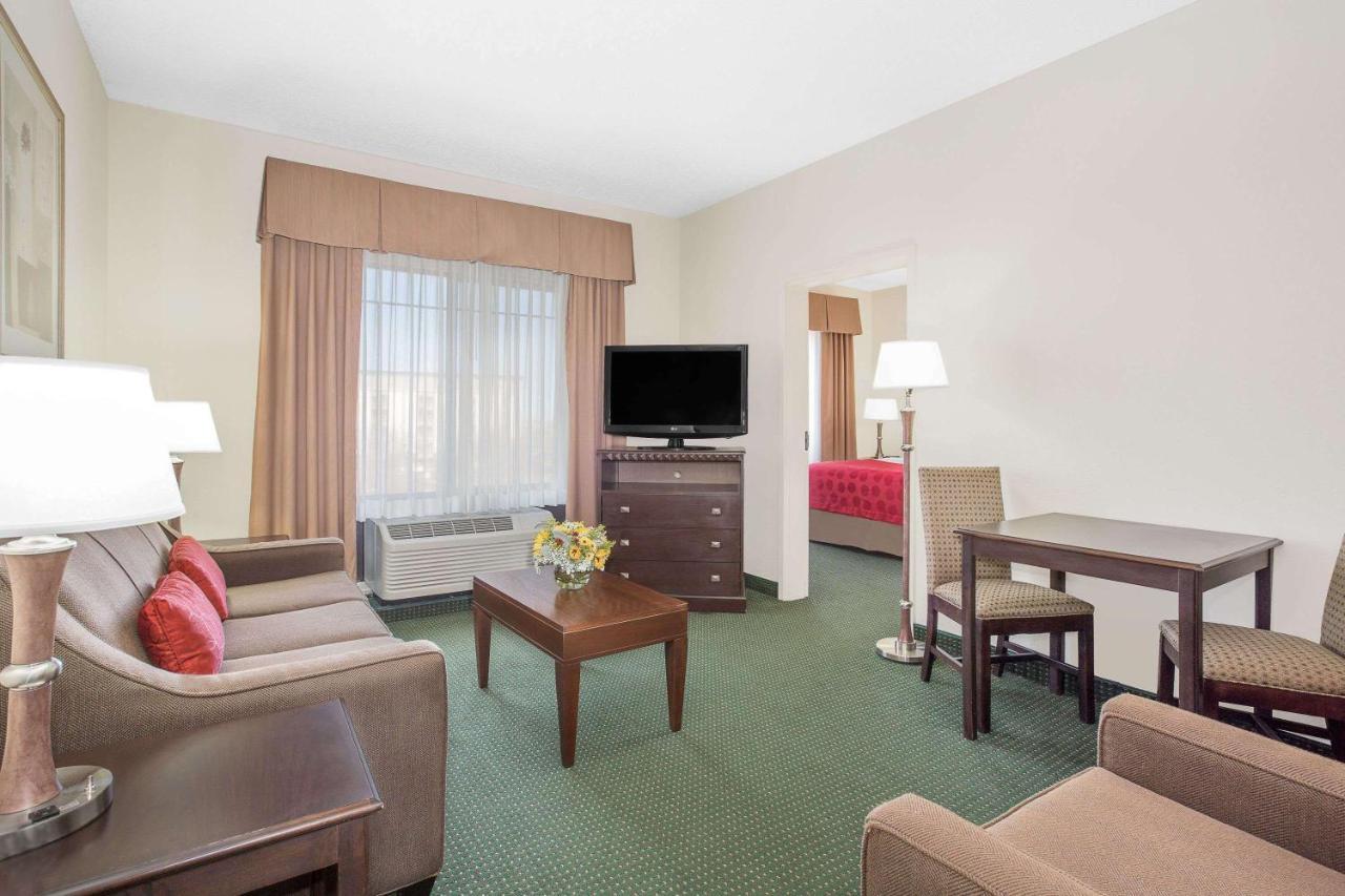 Ramada By Wyndham International Airport Hotel Denver