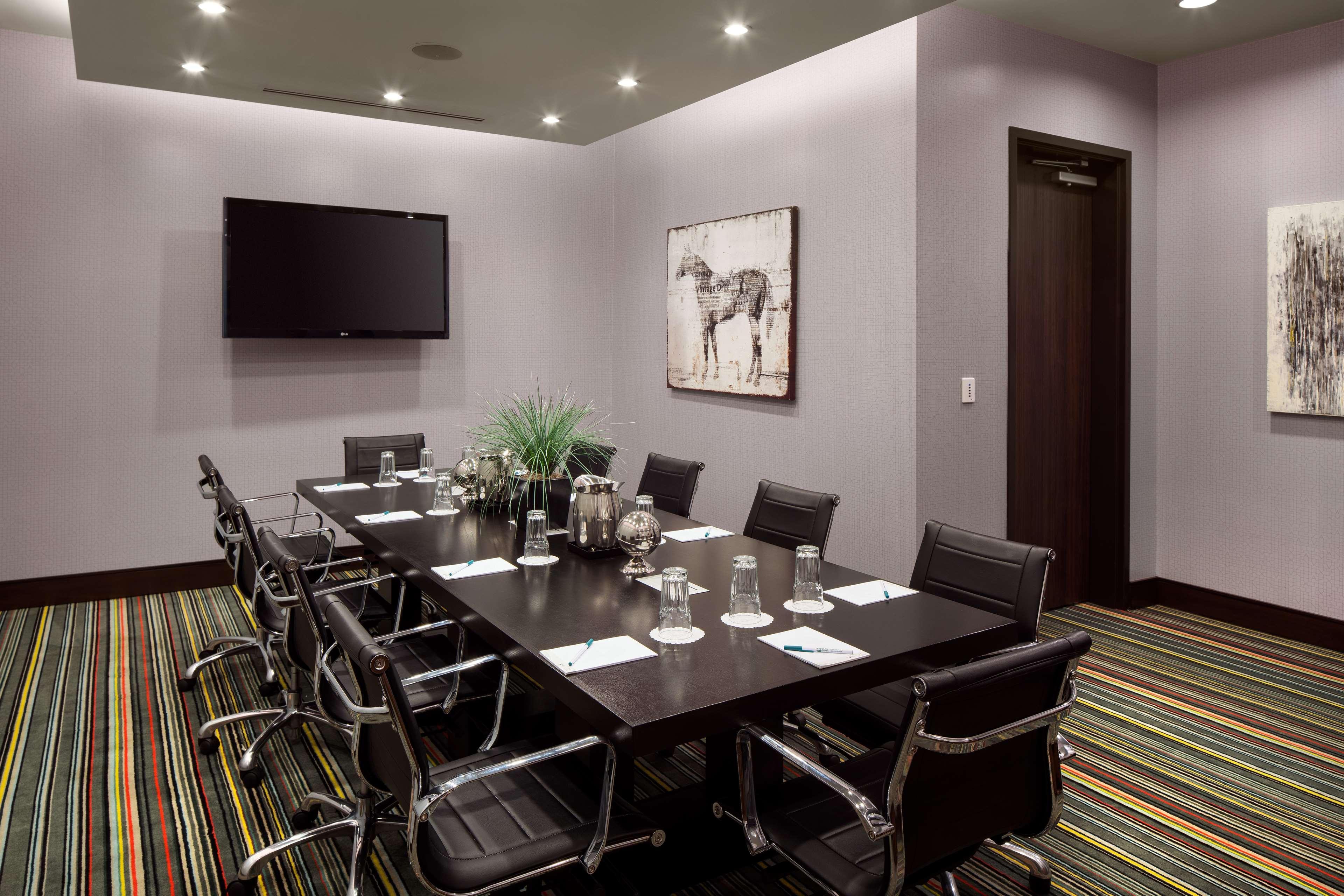 Hampton & Downtown Convention Center 3*