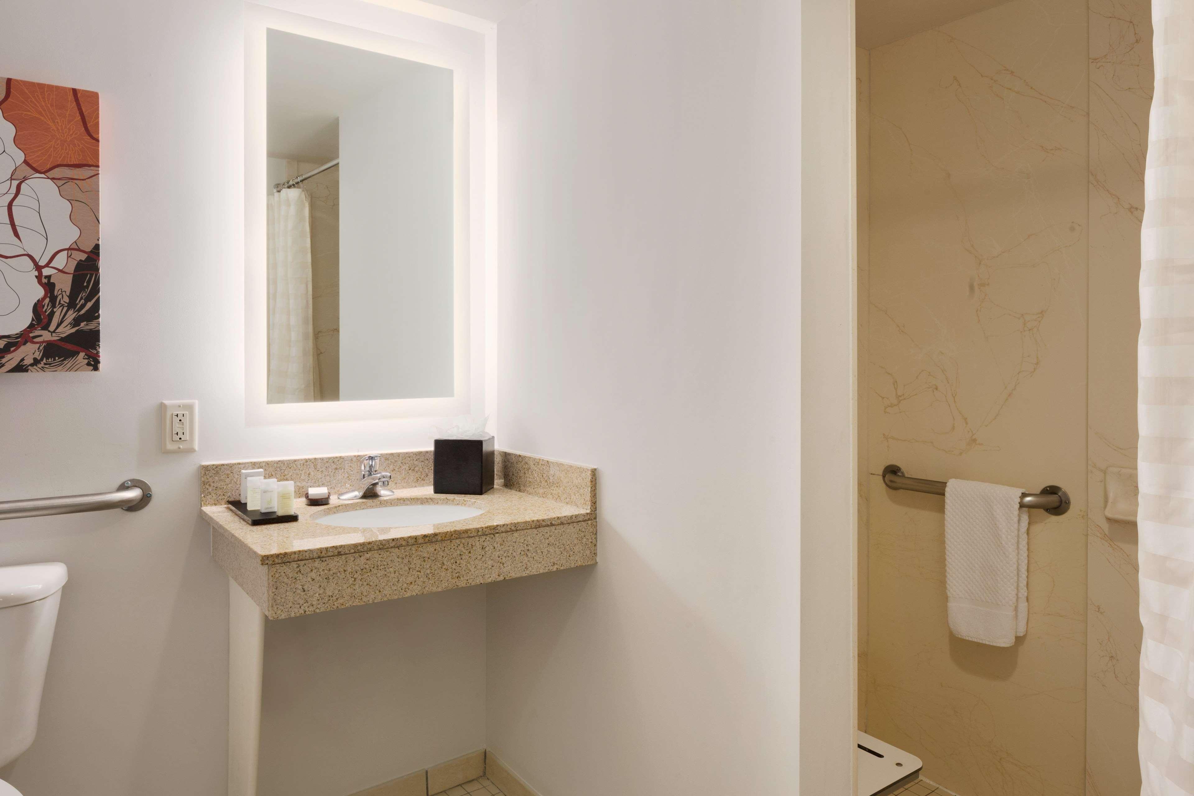 Embassy By Hilton International Airport Hotel 4*