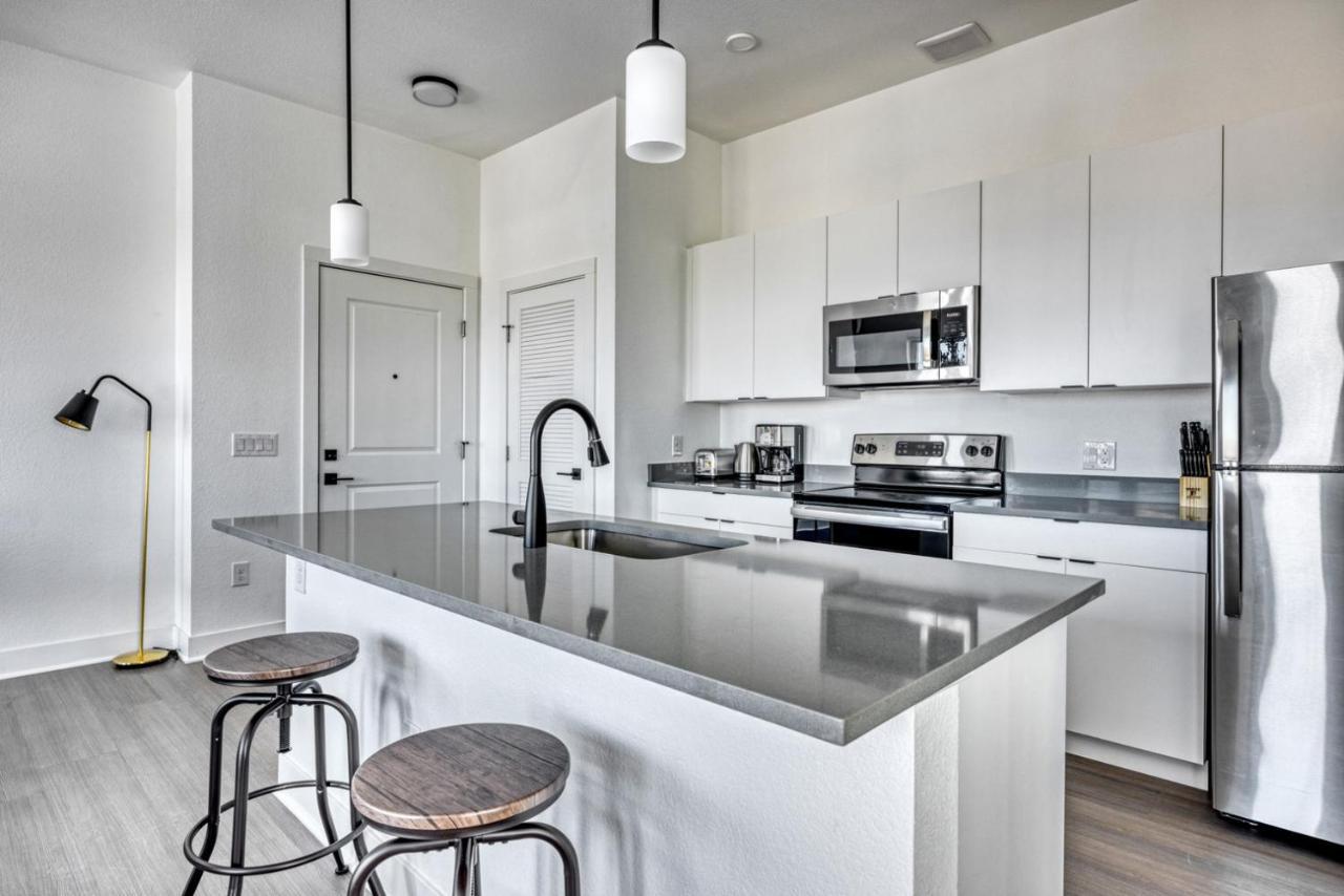 Sloans 2br W Gym Wd Roof Nr Park Den-105 Apartment