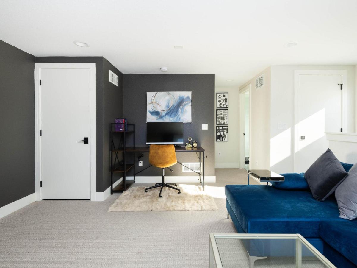 Stunning 3bd 3.5 Ba - 10 Min To Downtown! Garage! Holiday home Denver