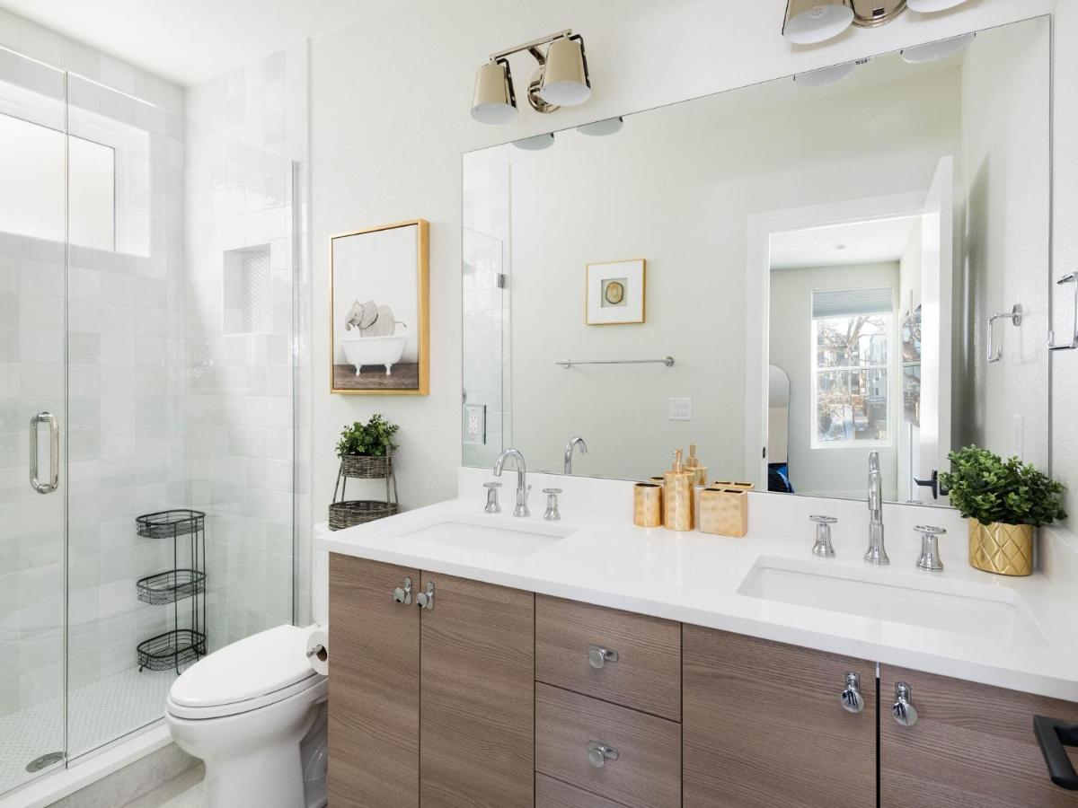 Stunning 3bd 3.5 Ba - 10 Min To Downtown! Garage! Holiday home