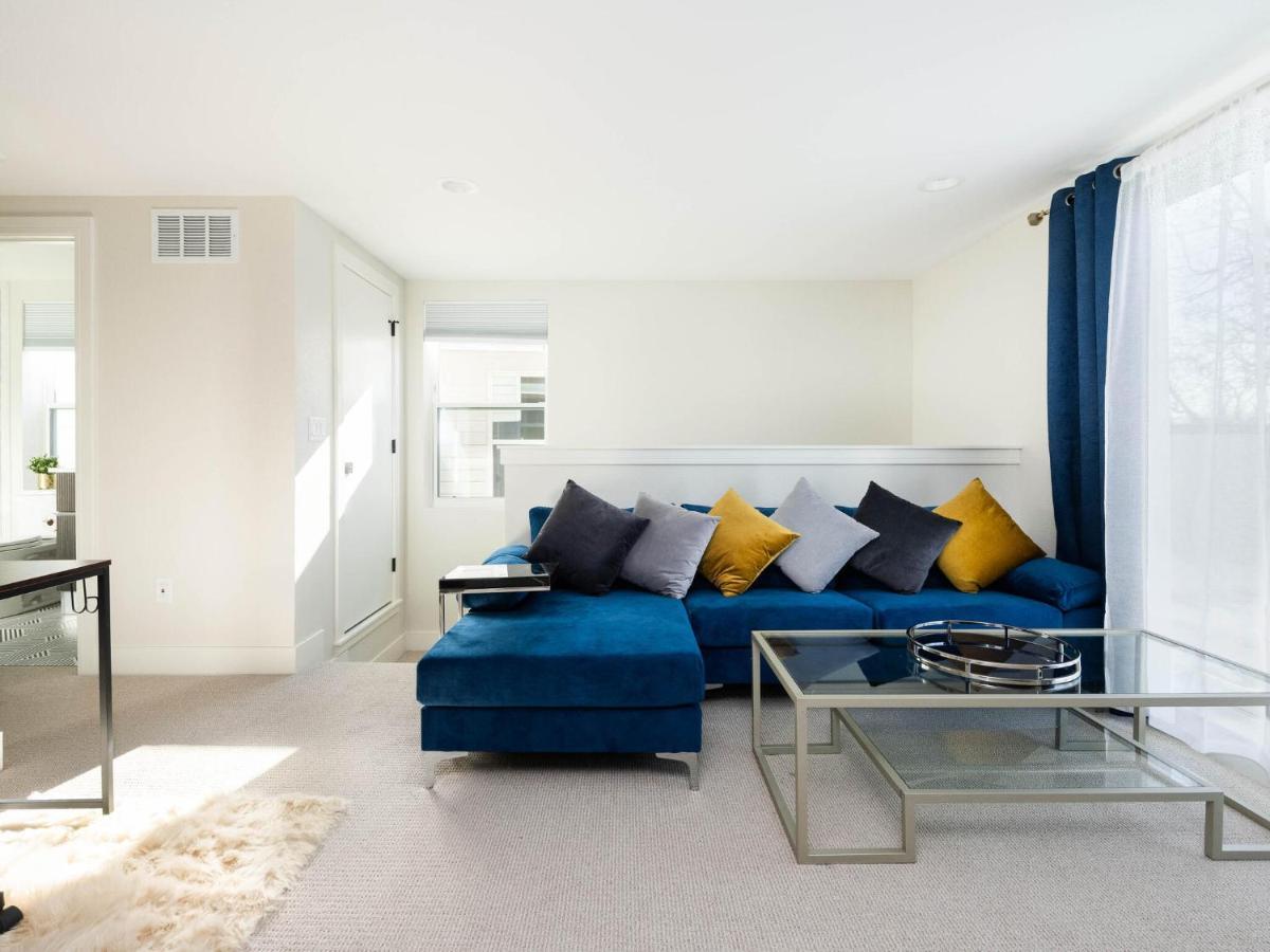 Stunning 3bd 3.5 Ba - 10 Min To Downtown! Garage! Holiday home *