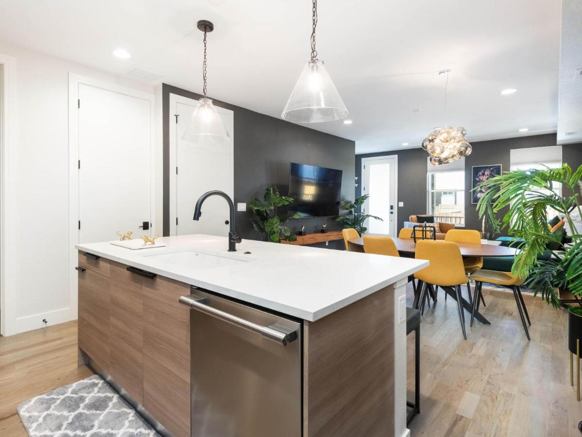 Stunning 3bd 3.5 Ba - 10 Min To Downtown! Garage!