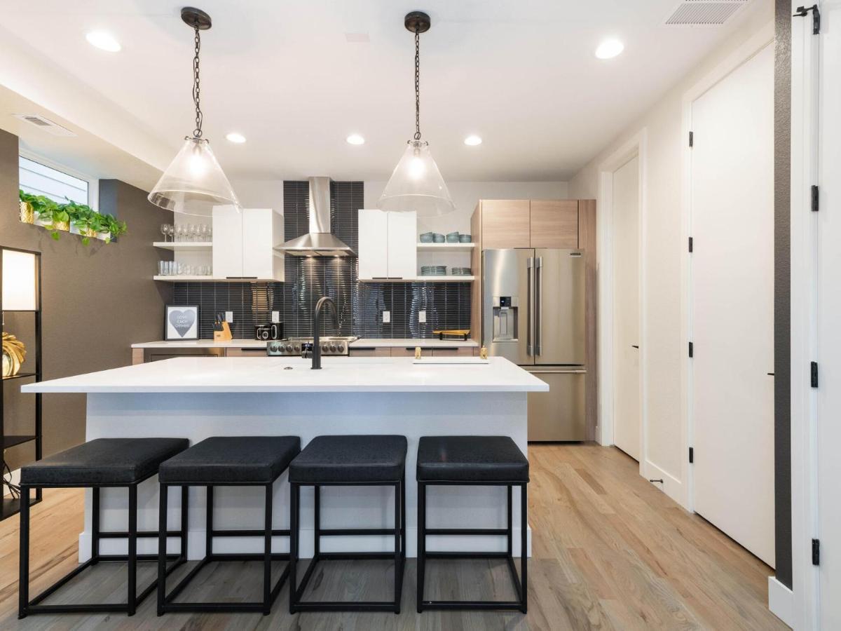 Stunning 3bd 3.5 Ba - 10 Min To Downtown! Garage! Holiday home