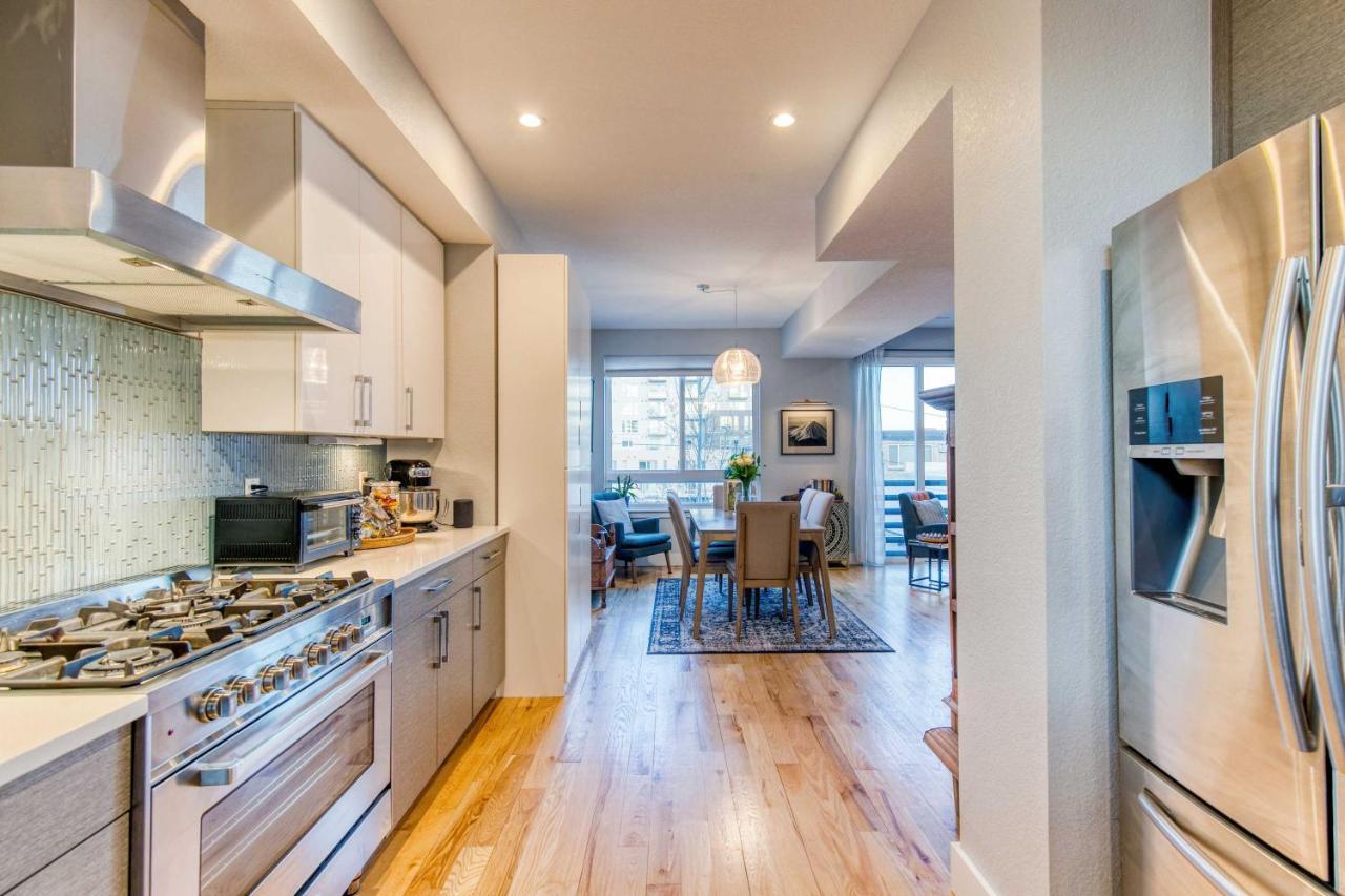 Townhome With Hot Tub, Walk To Empower Field! Holiday home *