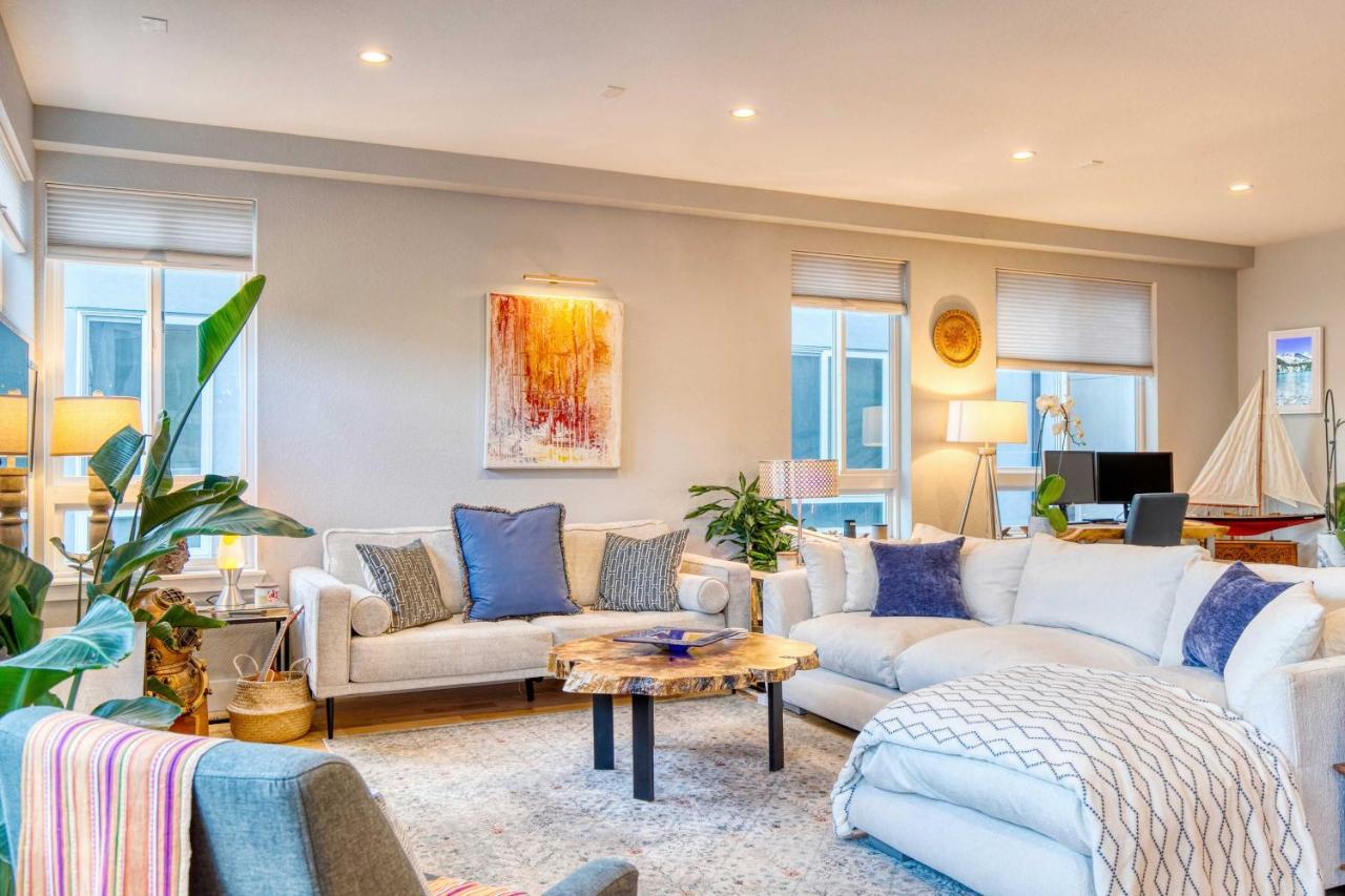 Townhome With Hot Tub, Walk To Empower Field! Holiday home