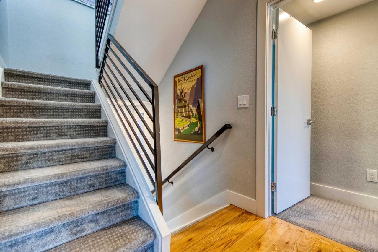 Townhome With Hot Tub, Walk To Empower Field! Holiday home *