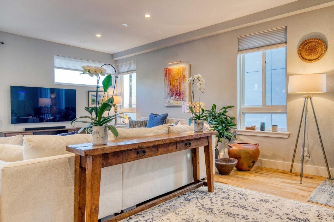 Townhome With Hot Tub, Walk To Empower Field! Holiday home