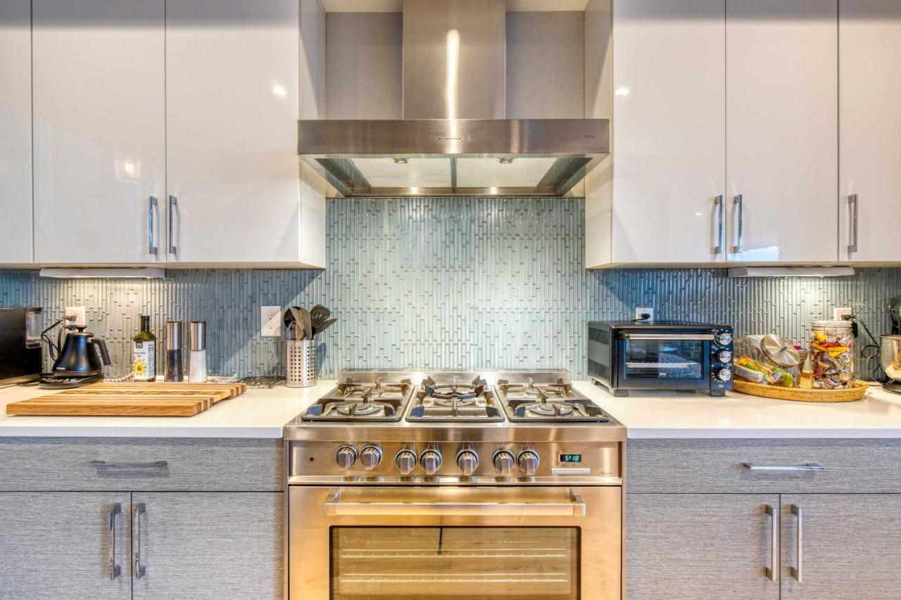 Townhome With Hot Tub, Walk To Empower Field! Holiday home Denver