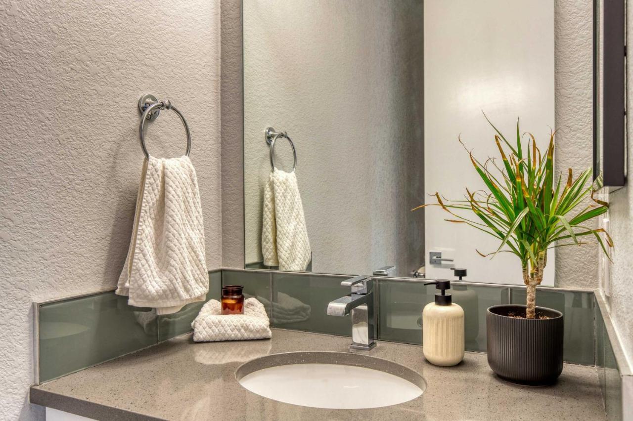 Townhome With Hot Tub, Walk To Empower Field! *