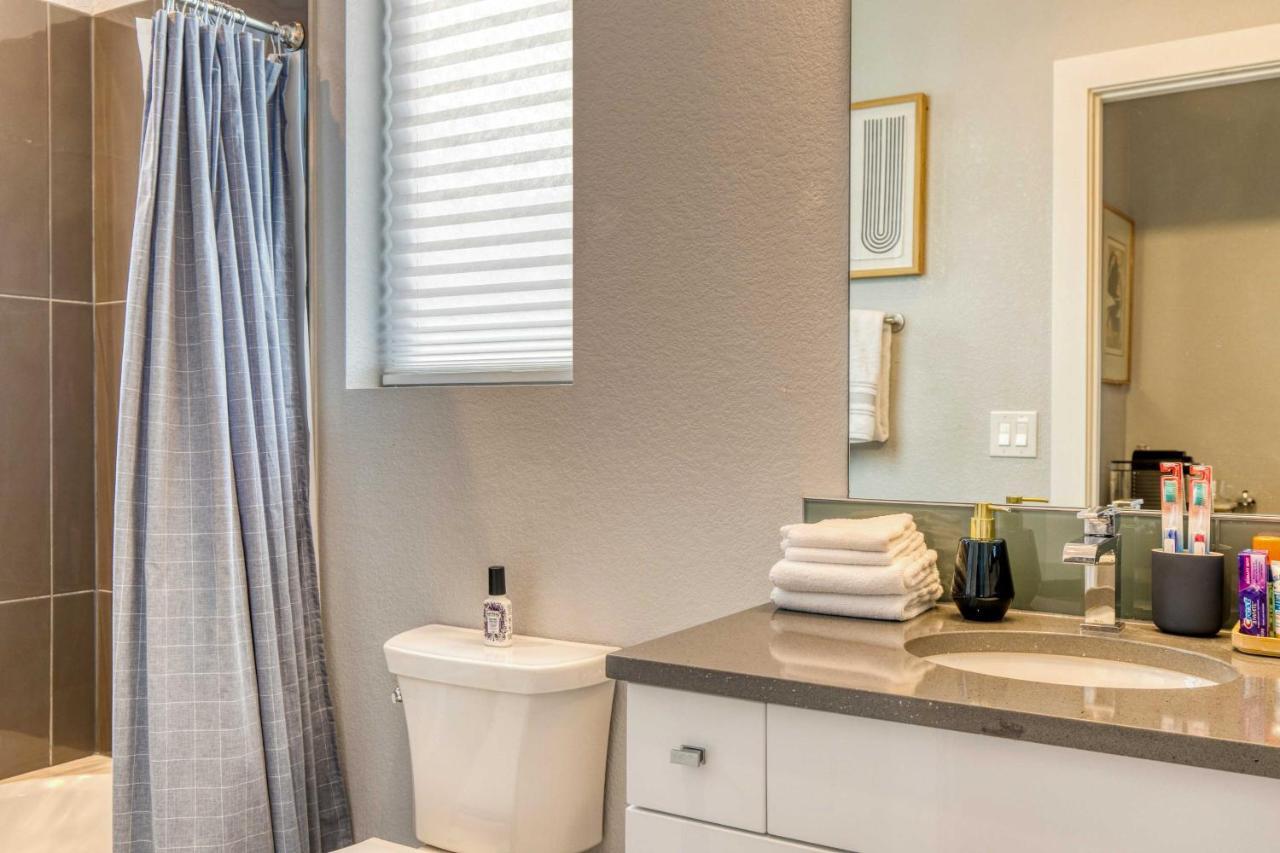 Townhome With Hot Tub, Walk To Empower Field! Holiday home