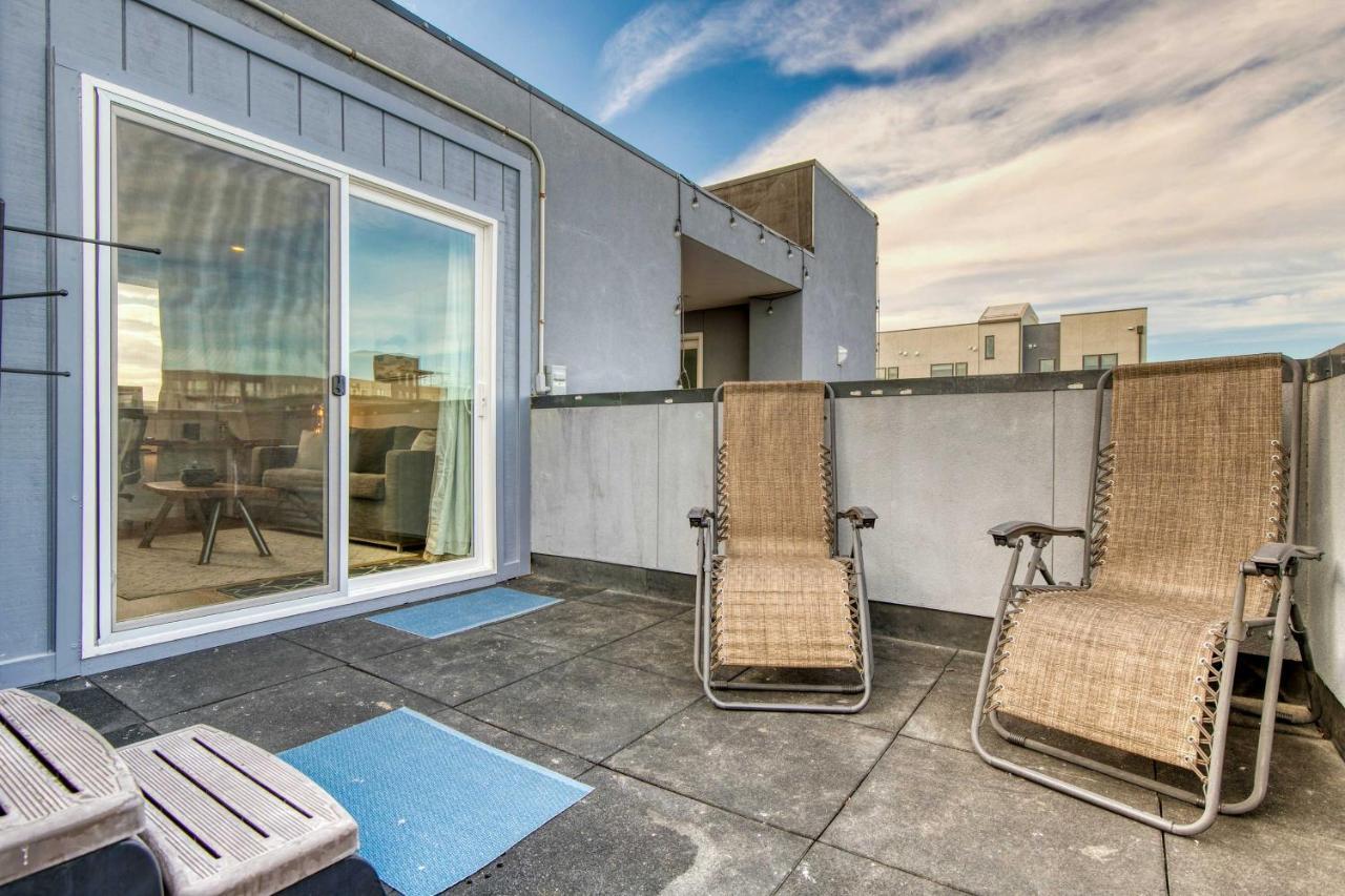 Holiday home Townhome With Hot Tub, Walk To Empower Field!