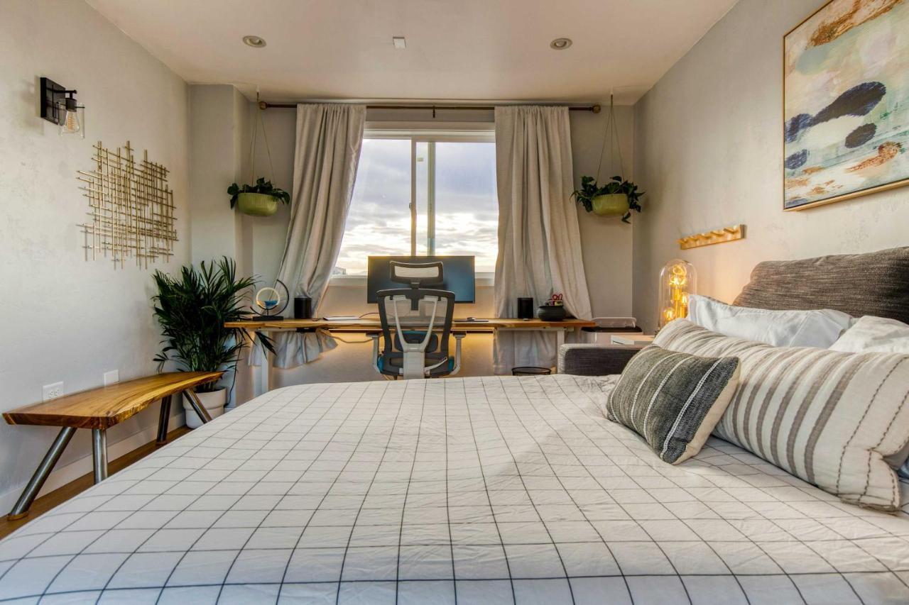 Townhome With Hot Tub, Walk To Empower Field!