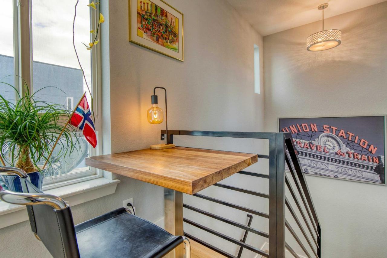 Townhome With Hot Tub, Walk To Empower Field! Holiday home