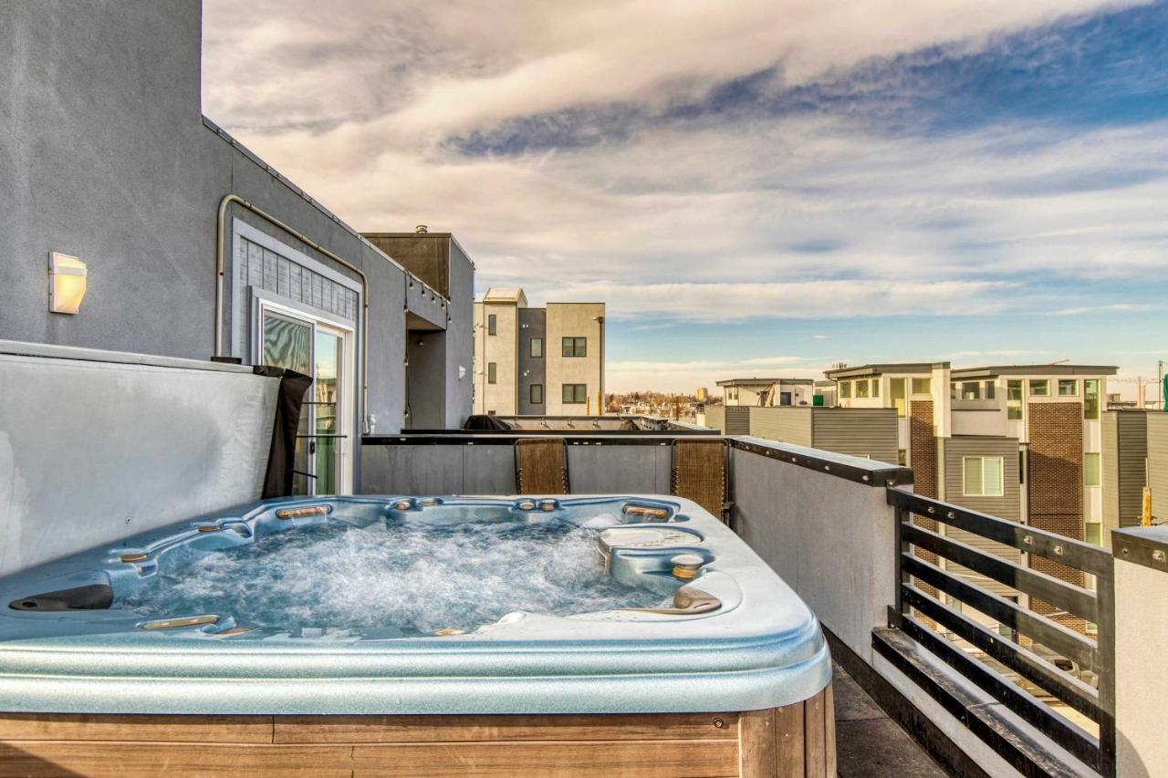 Townhome With Hot Tub, Walk To Empower Field! Holiday home *