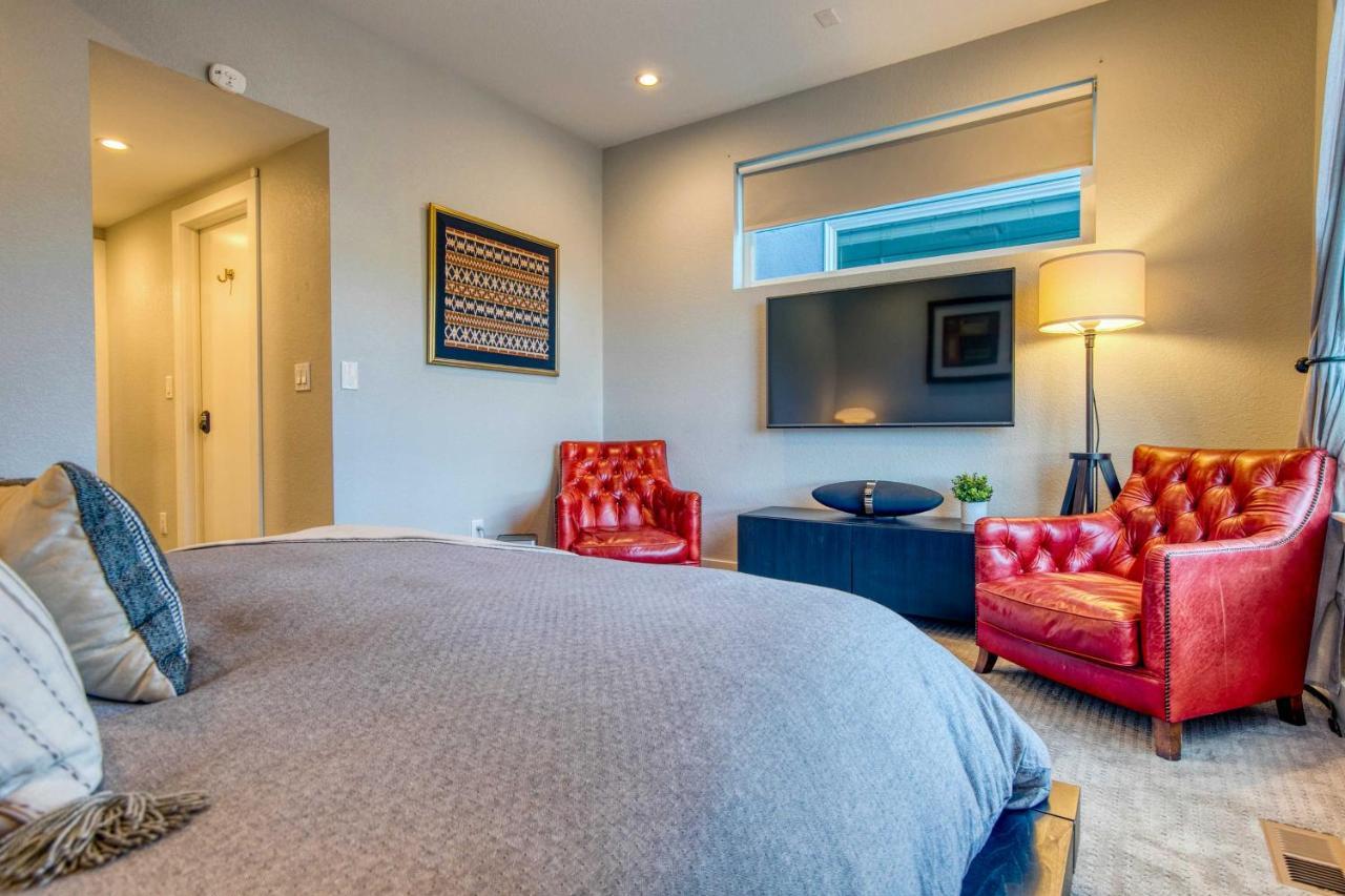 Townhome With Hot Tub, Walk To Empower Field!
