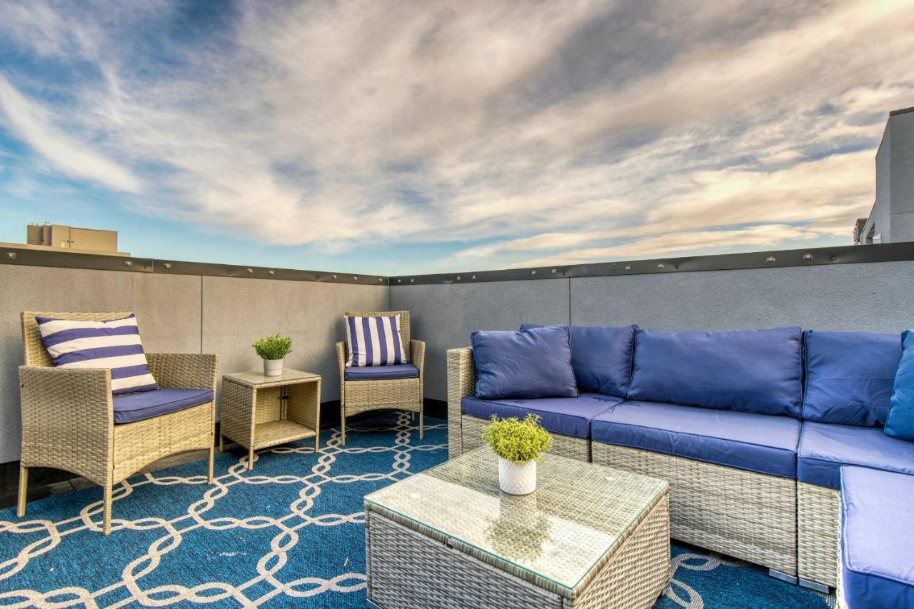 Townhome With Hot Tub, Walk To Empower Field! Holiday home