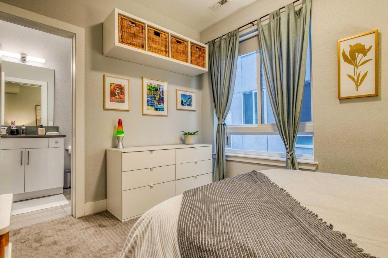 Townhome With Hot Tub, Walk To Empower Field!