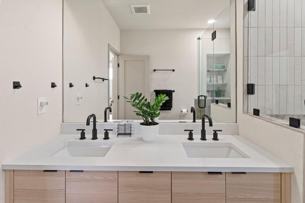 Unique Designer 4 Bed 4 Bath Holiday home *