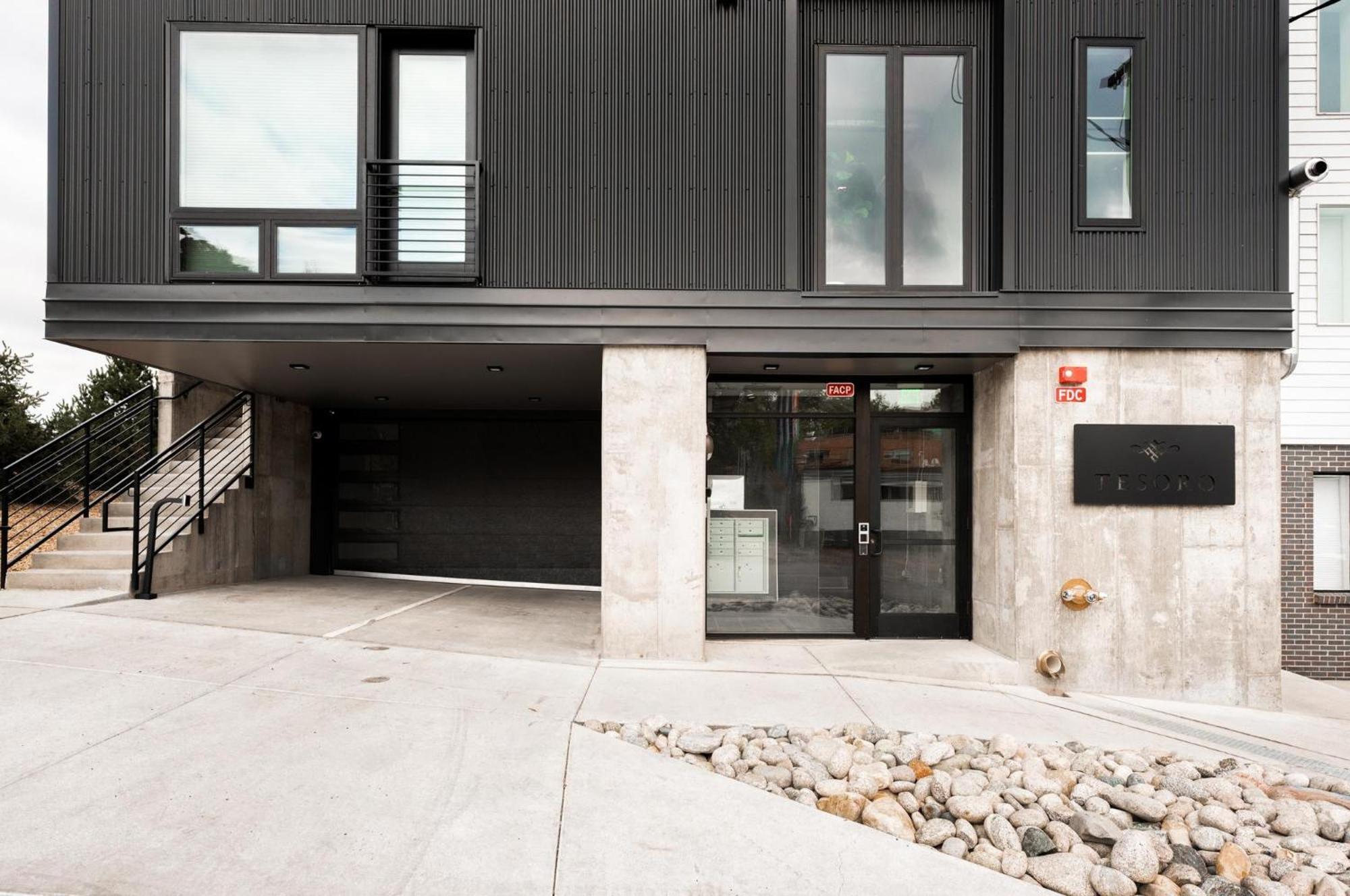 Luxurious Escape - Walk To Empower Field - Tesoro Holiday home