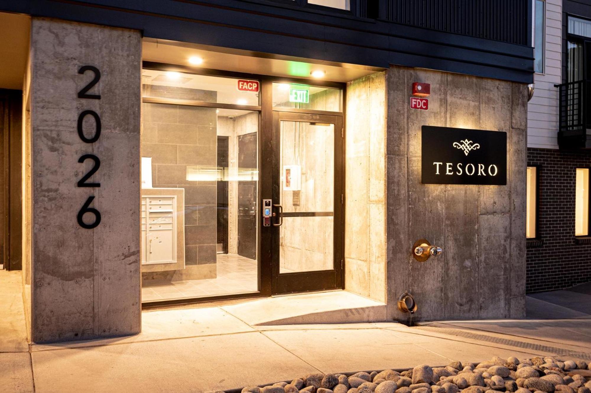 Luxurious Escape - Walk To Empower Field - Tesoro Holiday home *