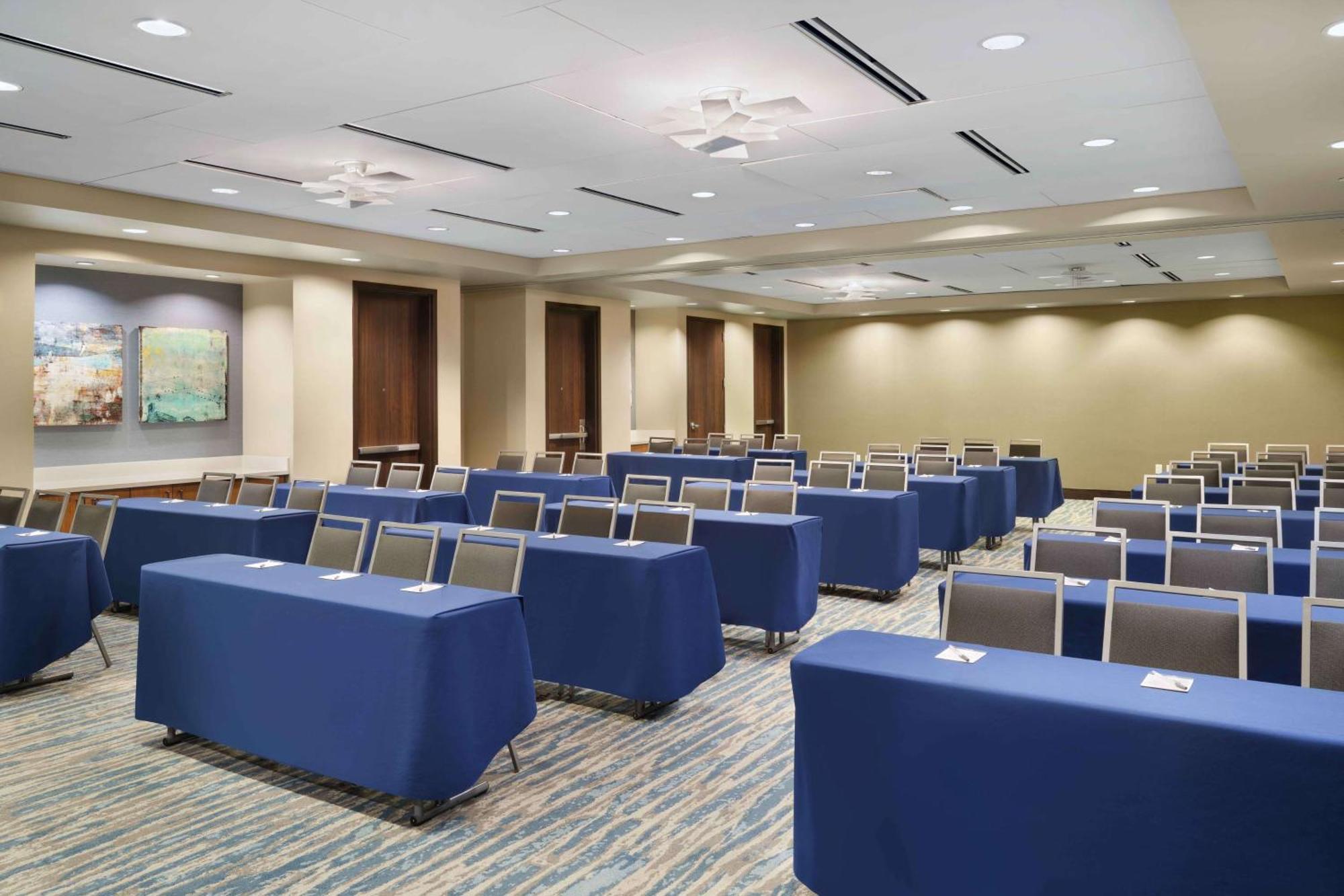 Hampton & Downtown Convention Center Hotel 3*