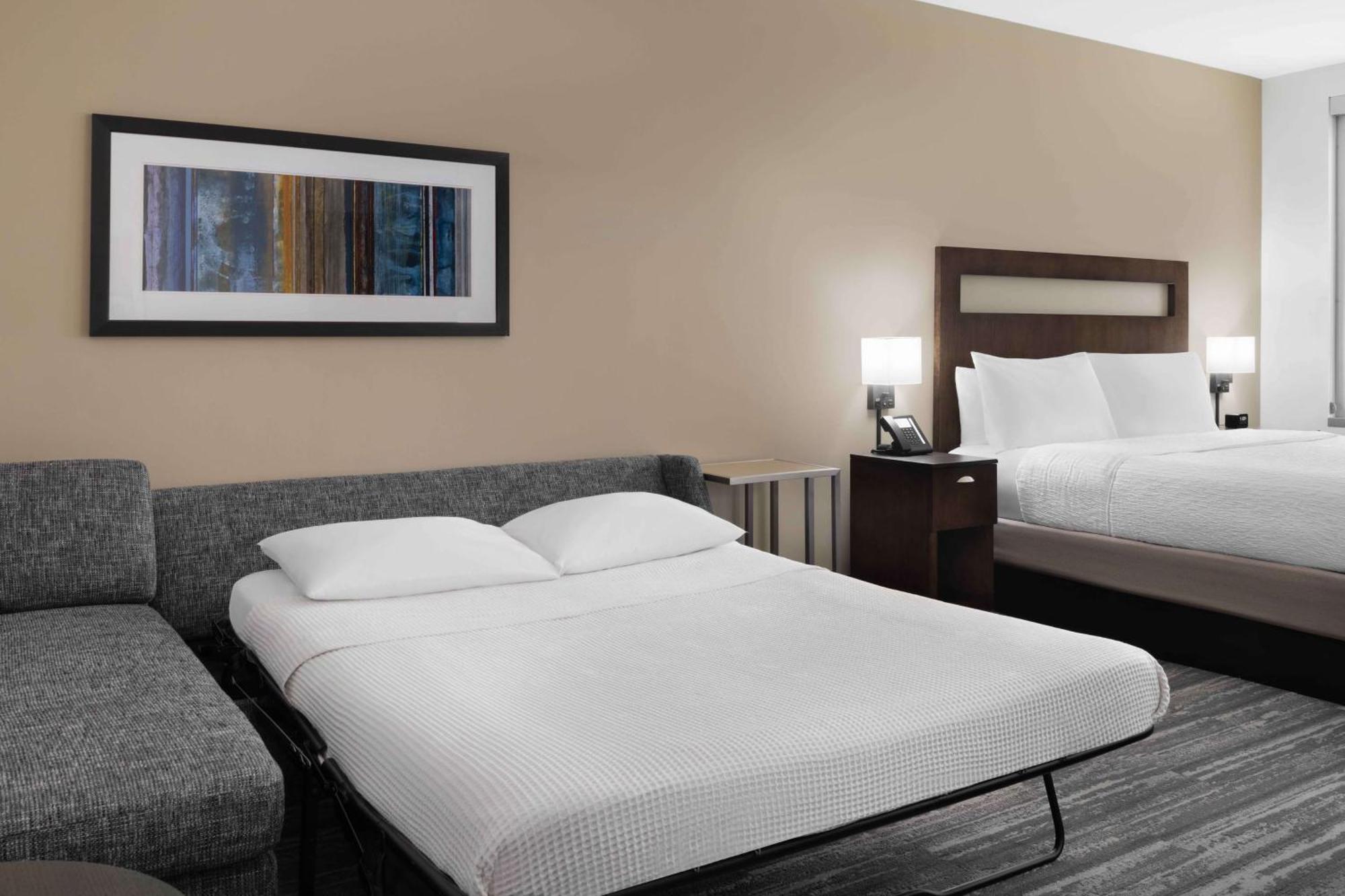 Hampton & Downtown Convention Center Hotel
