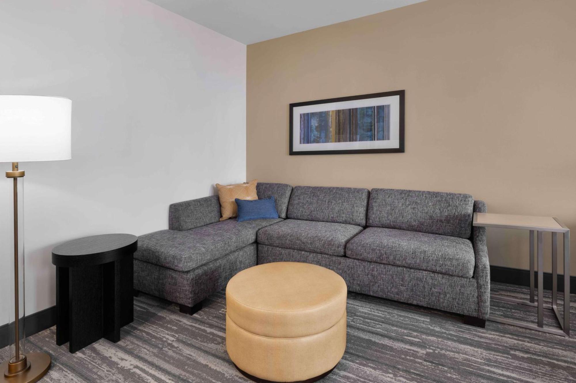 Hotel Hampton & Downtown Convention Center