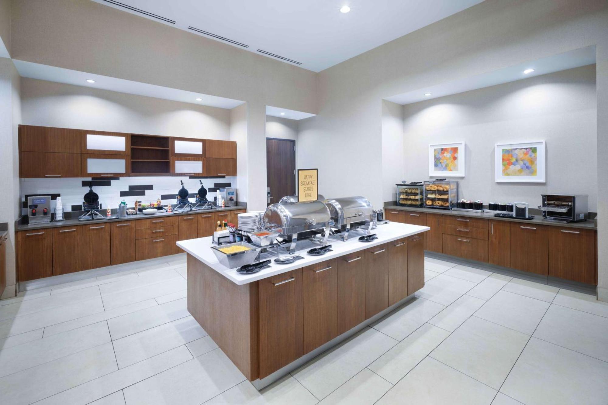 Hampton & Downtown Convention Center Hotel 3*