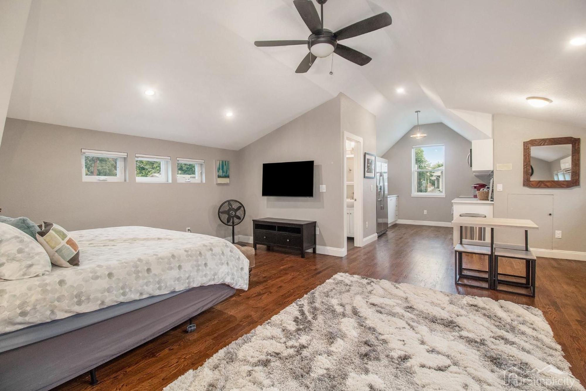 Guest house Lohi Loft Living Walk To Everything!