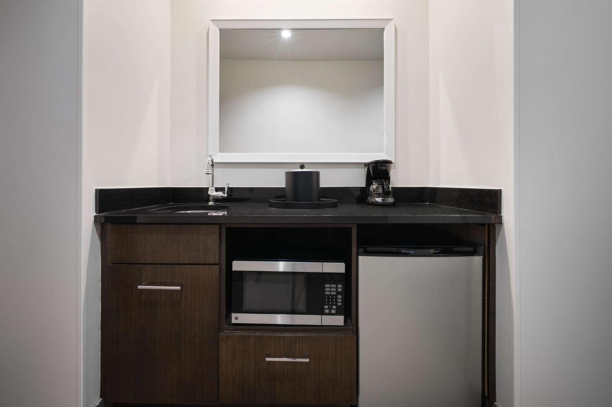 Hampton & Downtown Convention Center 3*