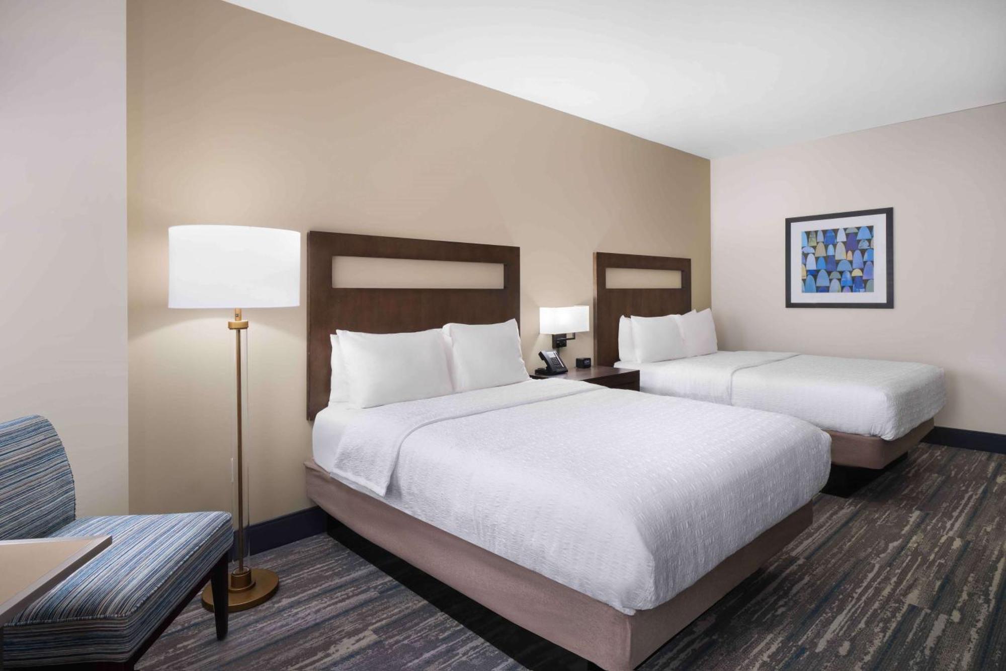 Hampton & Downtown Convention Center Hotel 3*