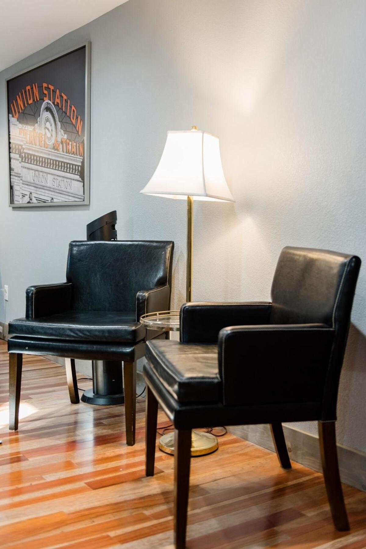 Designer In A Historic 1901 Downtown Area Mansion Apartment