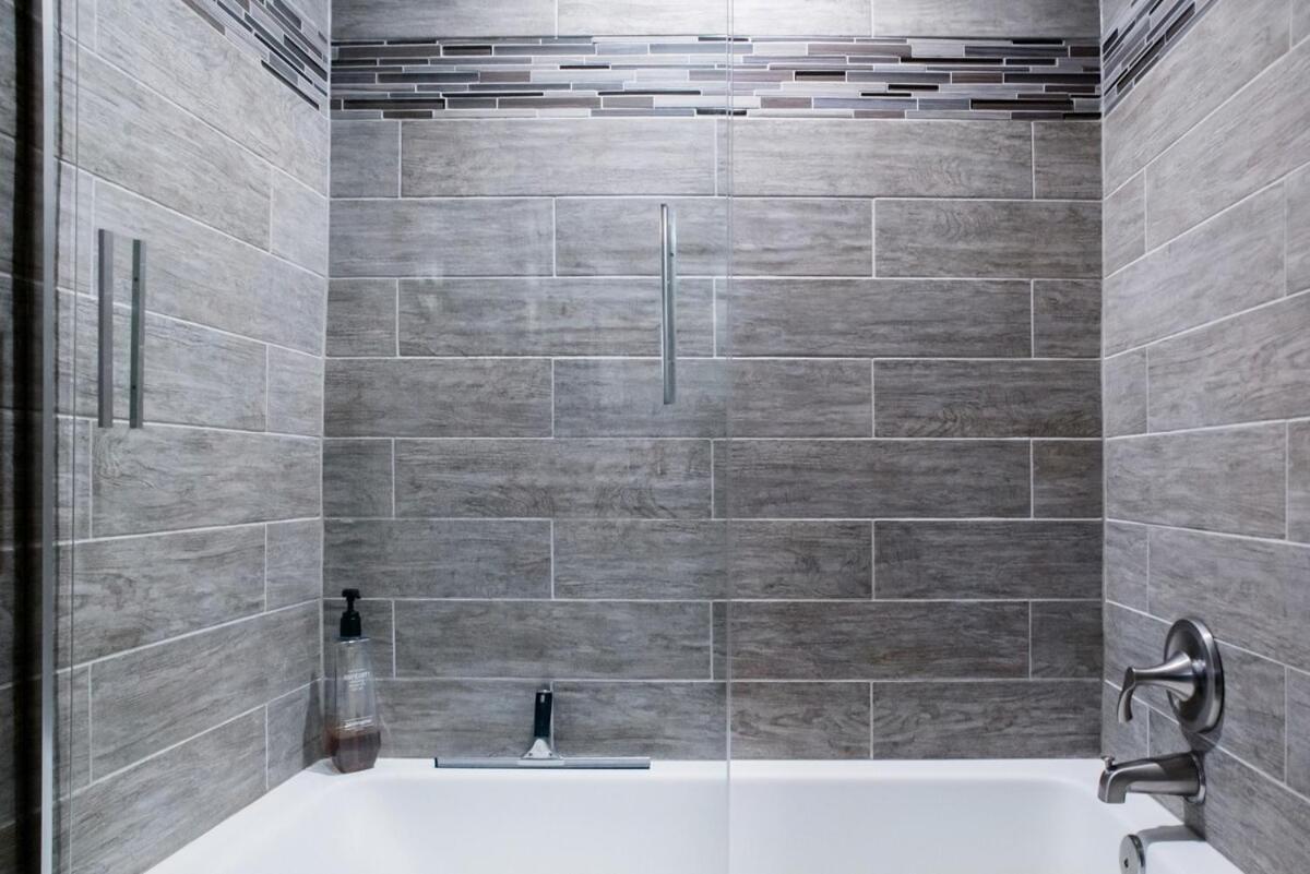 Designer In A Historic 1901 Downtown Area Mansion Apartment