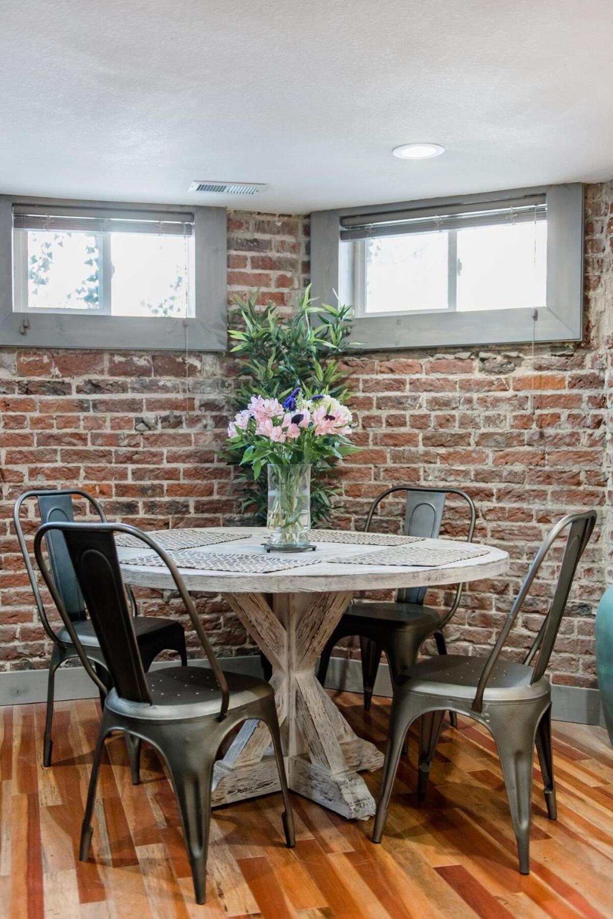 Apartment Designer In A Historic 1901 Downtown Area Mansion