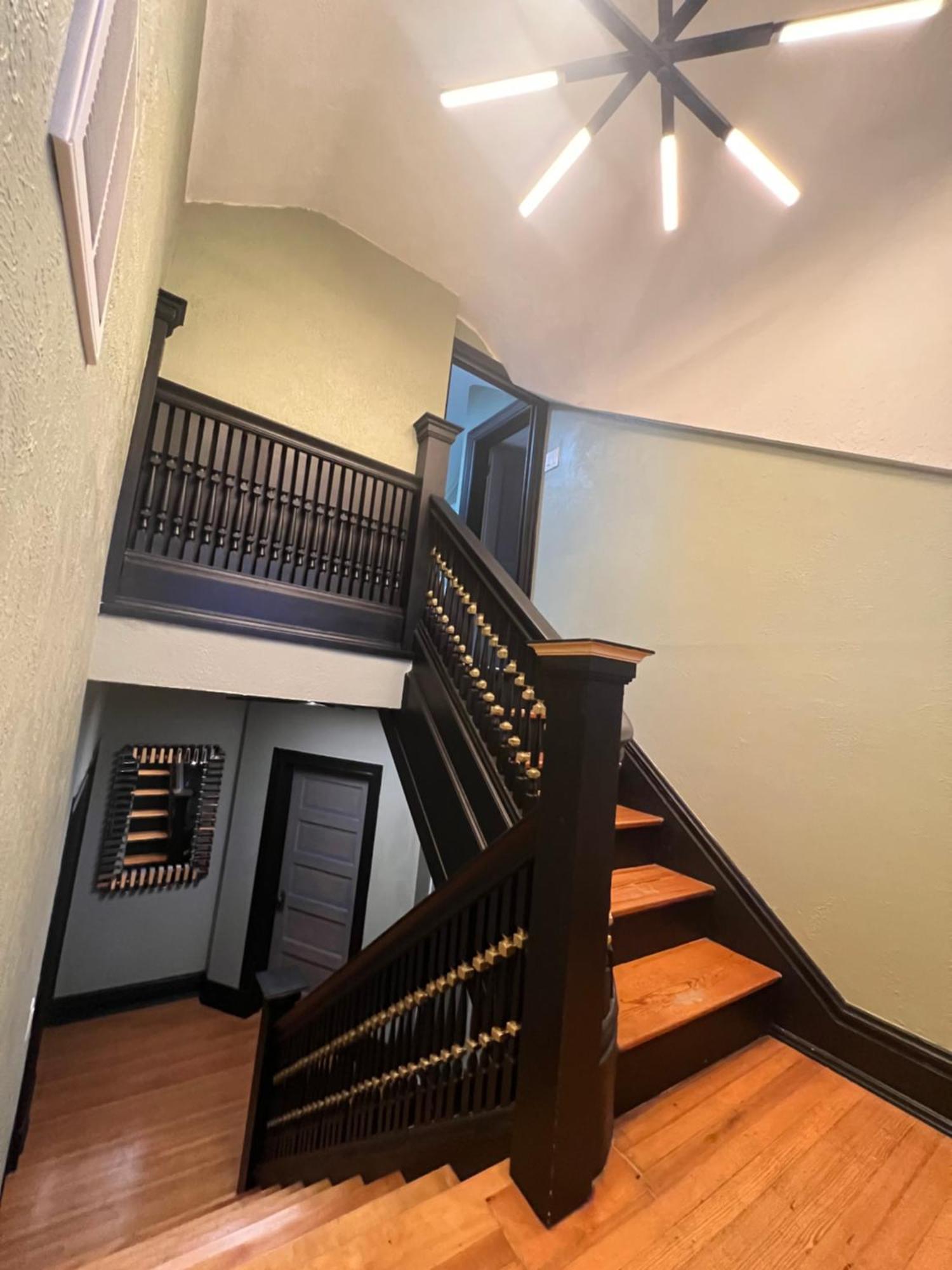 5 Bedroom Luxurious-gem Mansion In Heart Of