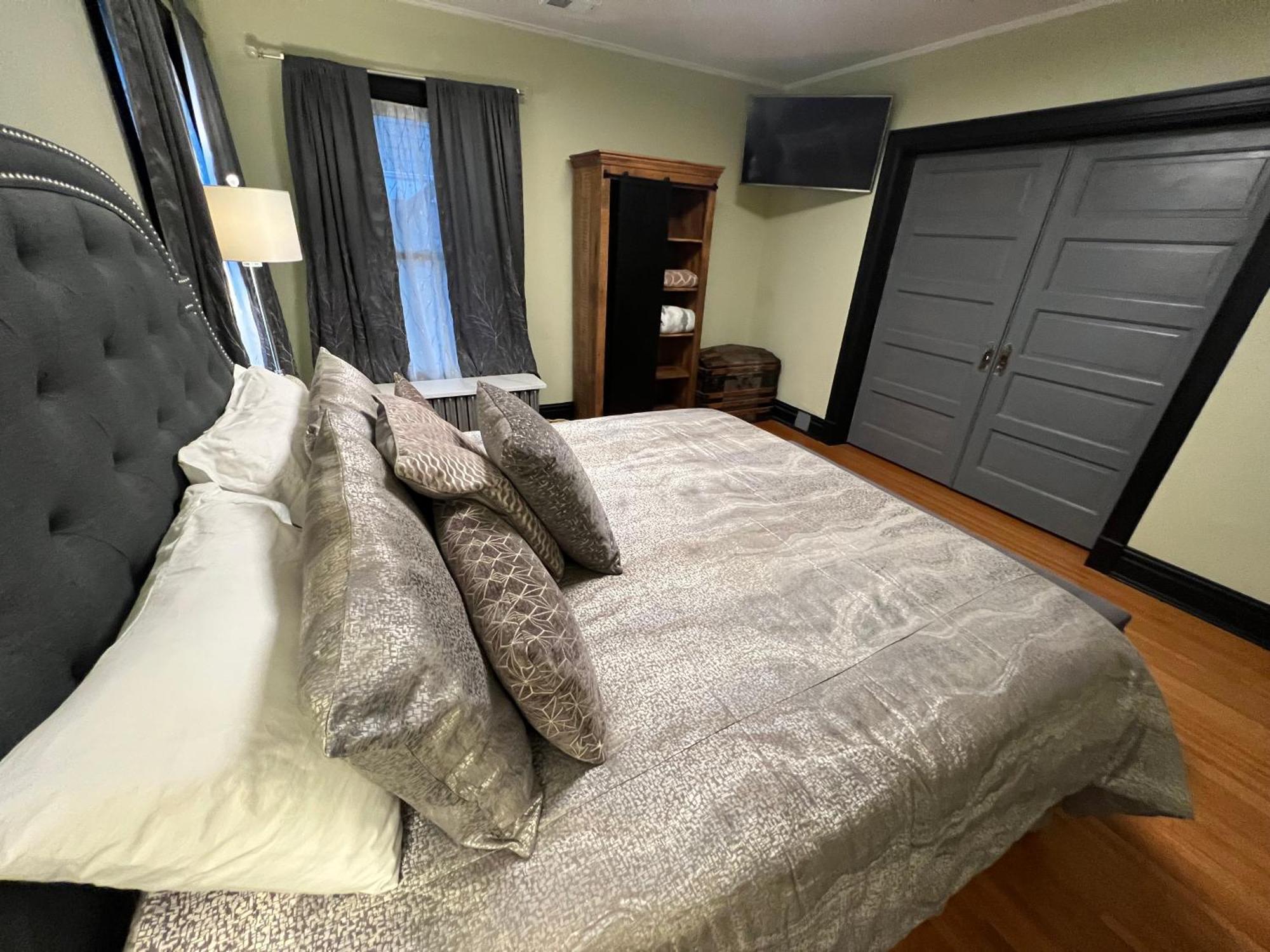Holiday home 5 Bedroom Luxurious-gem Mansion In Heart Of