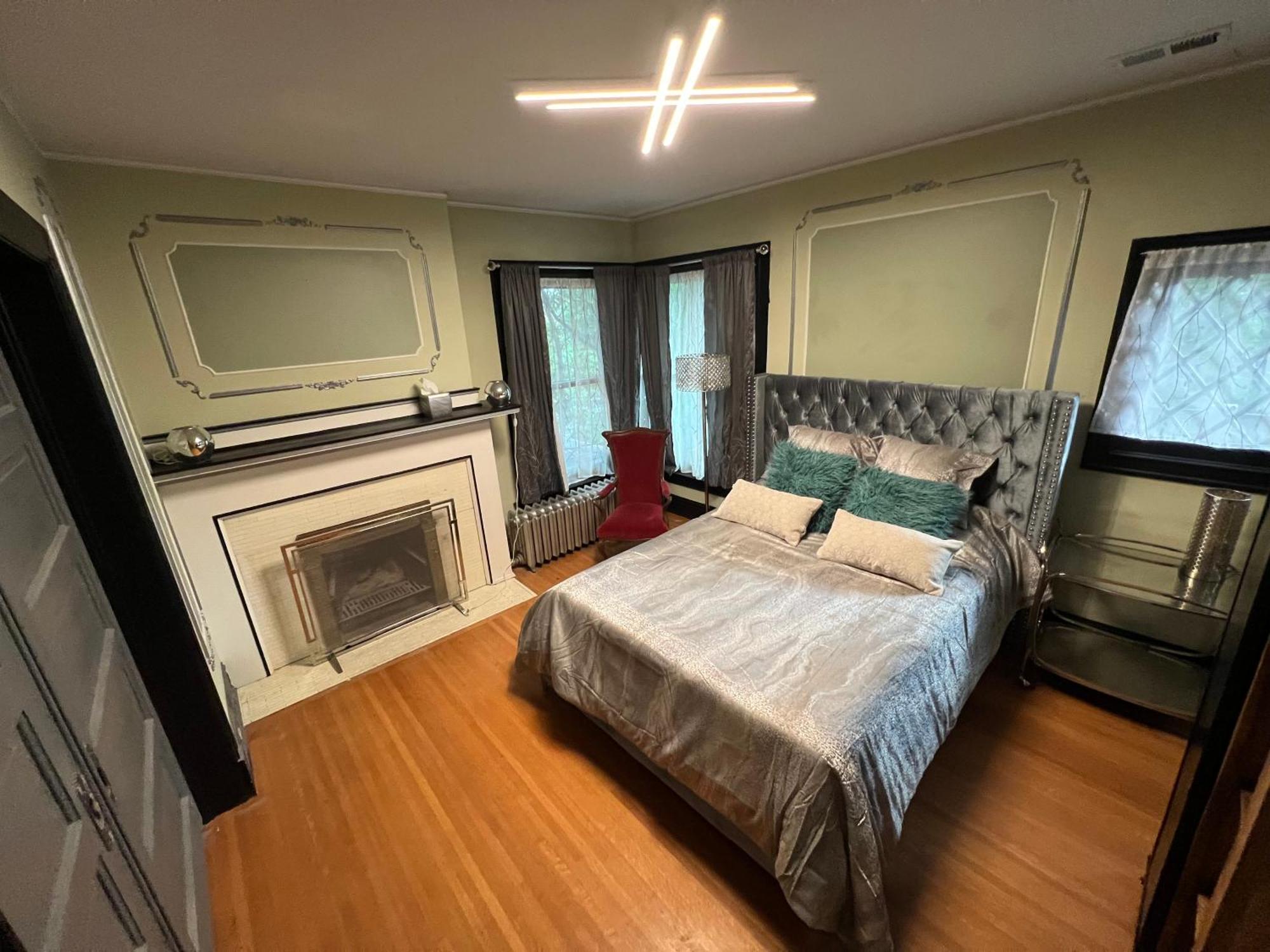 5 Bedroom Luxurious-gem Mansion In Heart Of