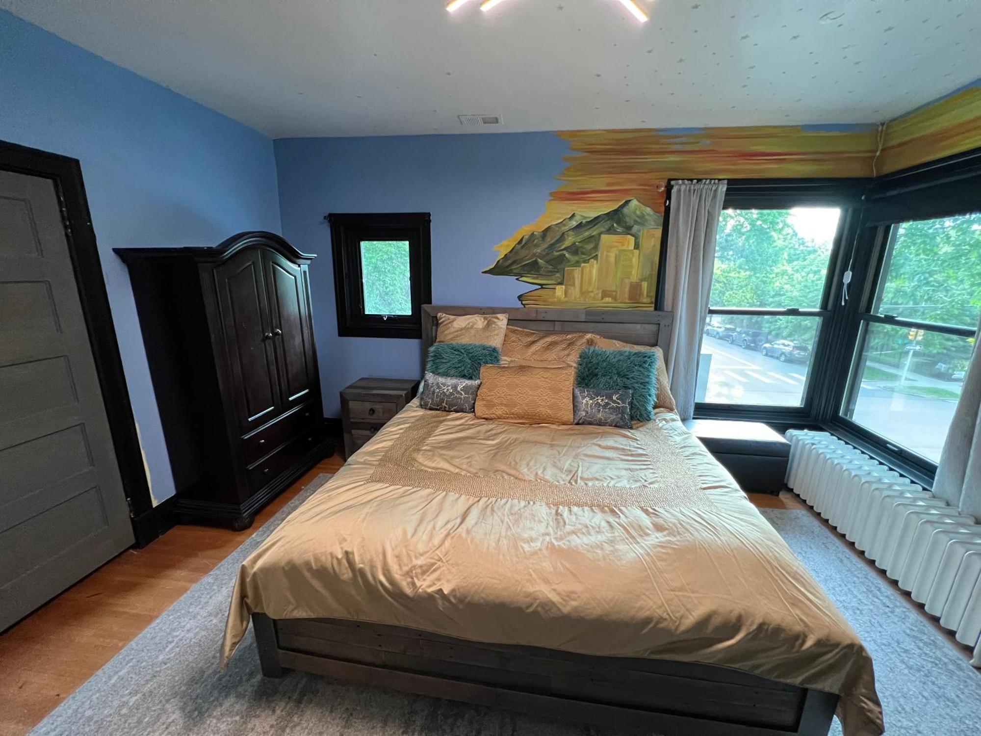 5 Bedroom Luxurious-gem Mansion In Heart Of