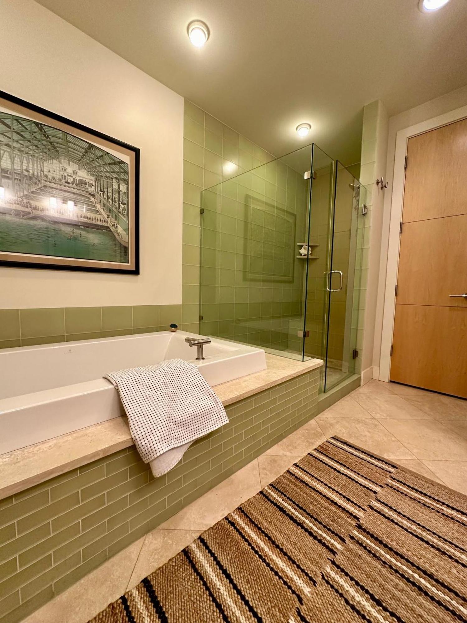 Luxe 4 Bed 5 Bath With Parking Walk To Capitol, Convention Center, Museums And Shops