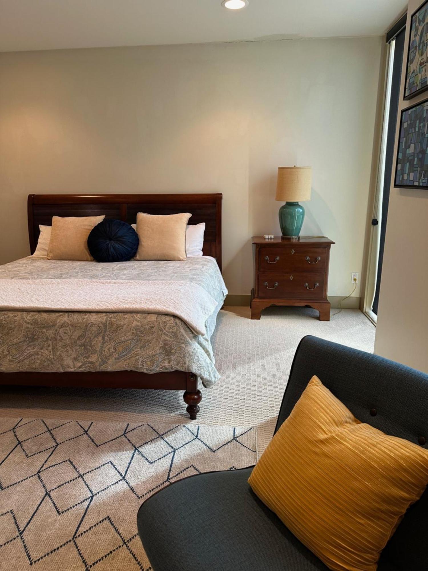 Luxe 4 Bed 5 Bath With Parking Walk To Capitol, Convention Center, Museums And Shops Holiday home *