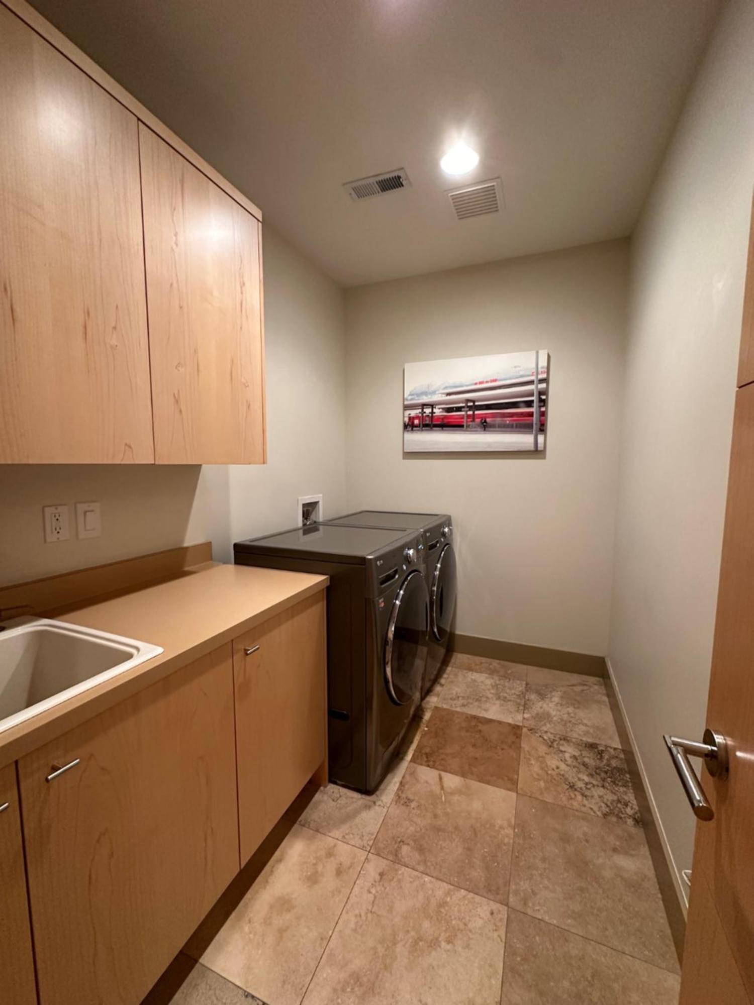 Holiday home Luxe 4 Bed 5 Bath With Parking Walk To Capitol, Convention Center, Museums And Shops Denver