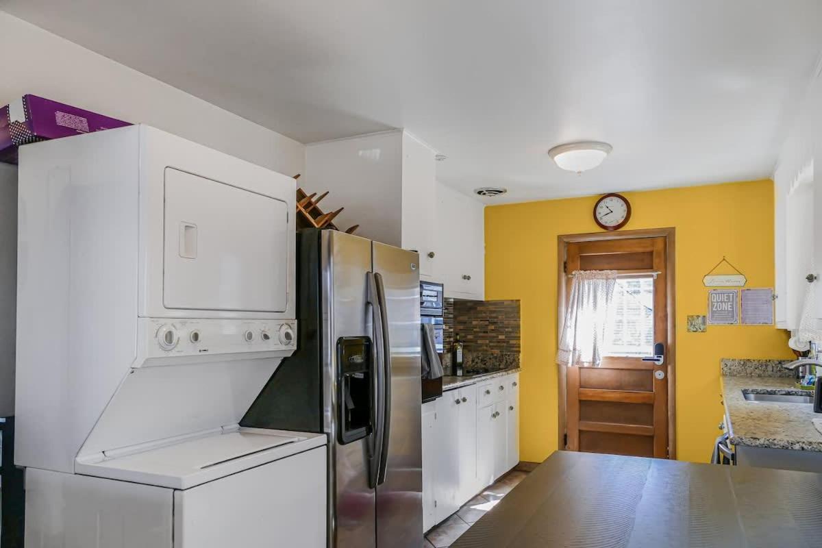 Holiday home Charming Two Bedroom Family In Coveted Neighborhood *